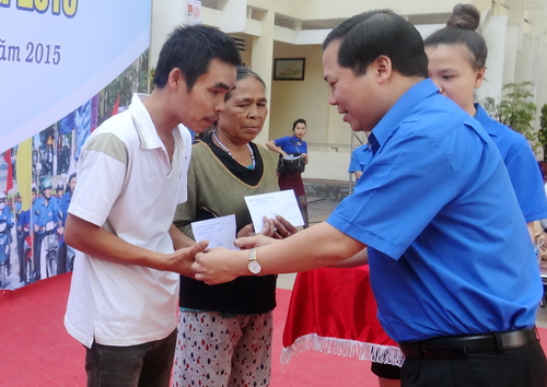 Đồng chí Nguyễn Phi Long trao quà cho các gia đình có người thân tử vong vì tai nạn giao thông